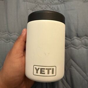 YETI RAMBLER®
12 OZ COLSTER® CAN COOLER